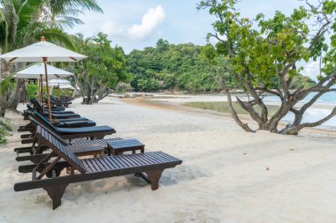 Güzel plaj sandalyeleri tropikal beyaz kum beac şemsiyesi ile