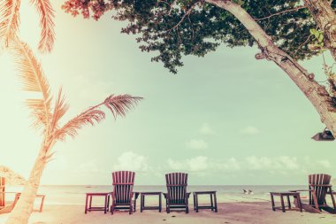 Güzel plaj sandalyeleri tropikal beyaz kum plaj - Ben filtre