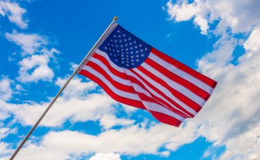 Mavi gökyüzünde Amerikan bayrağı .