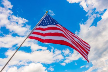 Mavi gökyüzünde Amerikan bayrağı .