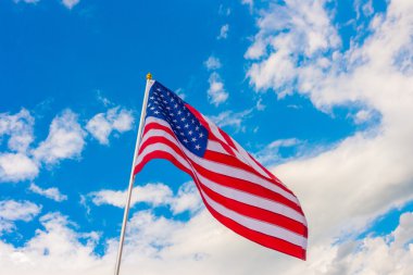 Mavi gökyüzünde Amerikan bayrağı .