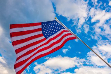 Mavi gökyüzünde Amerikan bayrağı .