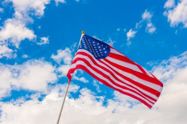 Mavi gökyüzünde Amerikan bayrağı .