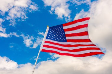 Mavi gökyüzünde Amerikan bayrağı .