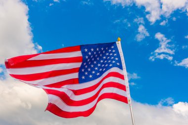 Mavi gökyüzünde Amerikan bayrağı .
