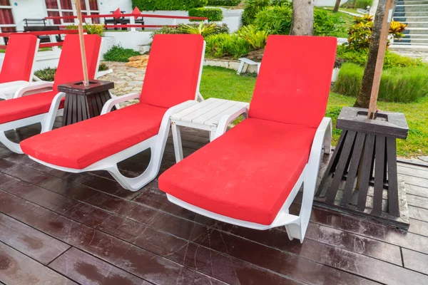 Krzesła pięknej plaży z parasolem wokół odkryty basen, lodziarnię — Zdjęcie stockowe