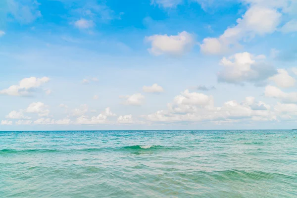 Krásné modré moře a obloha — Stock fotografie