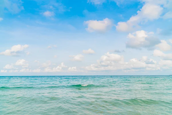 Mar azul bonito e céu — Fotografia de Stock