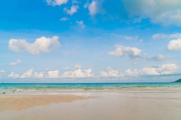 Mavi deniz ve gökyüzü ile güzel beyaz kum plaj — Stok fotoğraf