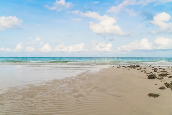 Bella spiaggia di sabbia bianca con mare e cielo blu — Foto Stock