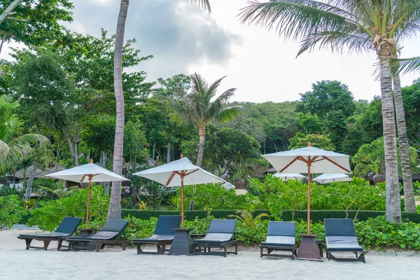 Hermosas sillas de playa con sombrilla en la playa tropical de arena blanca —  Fotos de Stock
