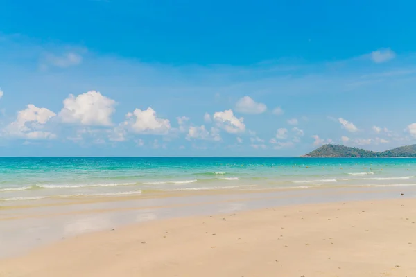 Schöner weißer Sandstrand mit blauem Meer und Himmel — Stockfoto