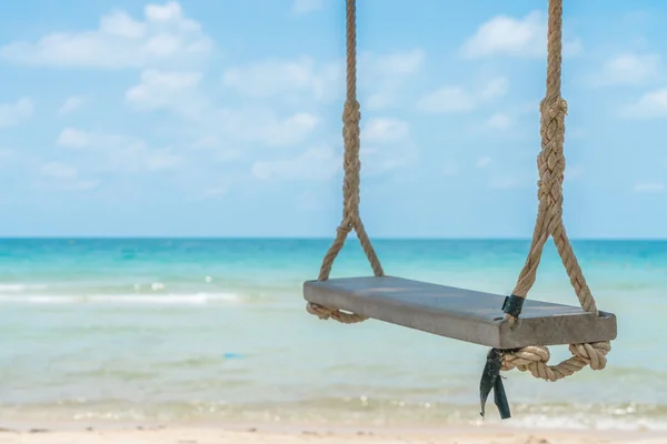 Eine Schaukel am Strand — Stockfoto