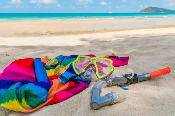 Tauchausrüstung am weißen Sandstrand des Meeres — Stockfoto