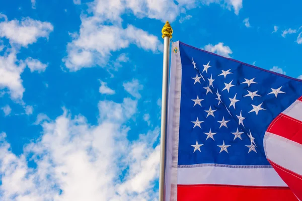 Bandera americana en el cielo azul . — Foto de Stock