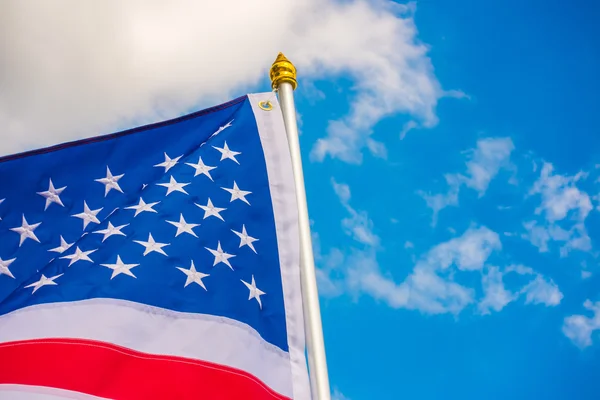 青い空のアメリカ国旗 . — ストック写真