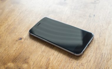 ahşap arka plan üstünde hareket eden telefon .