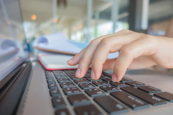 Close-up de mulher de negócios mão digitando no teclado do laptop . — Fotografia de Stock