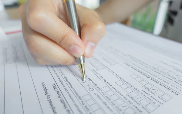 Mano con pluma sobre formulario de solicitud  . —  Fotos de Stock