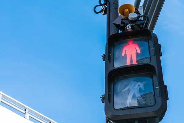 Semáforo con señal roja para que los caminantes se detengan   . —  Fotos de Stock