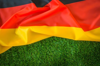 Yeşil çimenlerin üzerinde Almanya bayrakları .