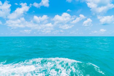 Deniz su yüzeyi tekne arkasında iz