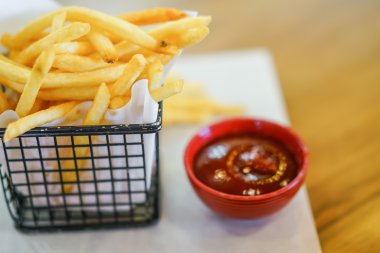 Tahta masada patates kızartması.