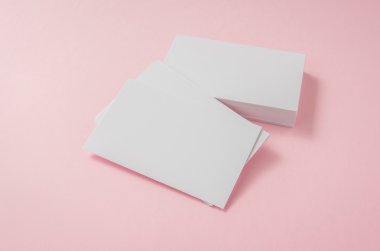 Pembe bir arka plan üzerinde boş kartvizit