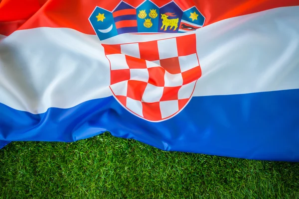 Bandeiras da Croácia na grama verde  . — Fotografia de Stock