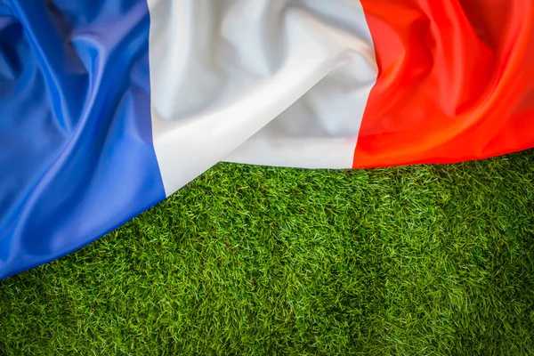 Banderas de Francia sobre hierba verde  . — Foto de Stock