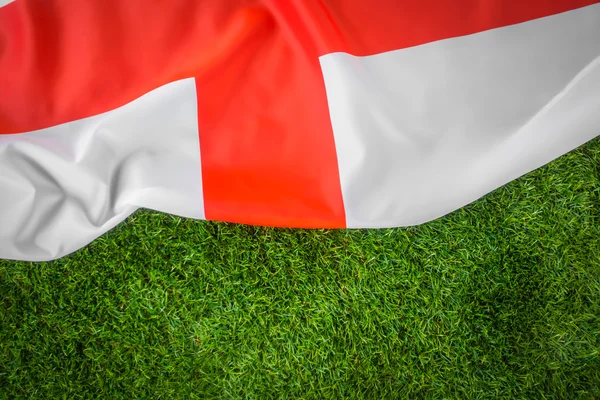 Vlajky Anglie na zelené trávě . — Stock fotografie