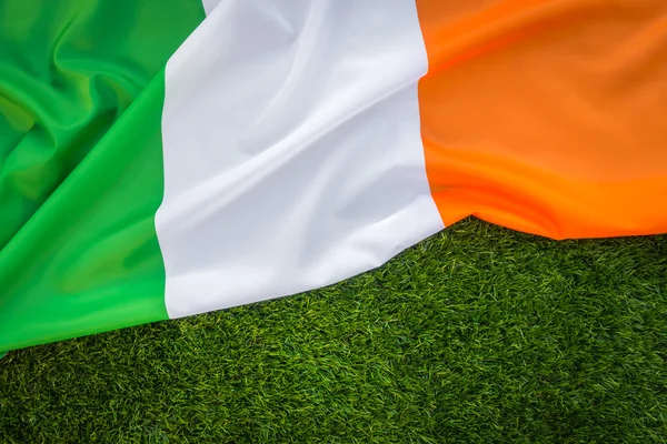 A zöld fű Írország zászlói . — Stock Fotó