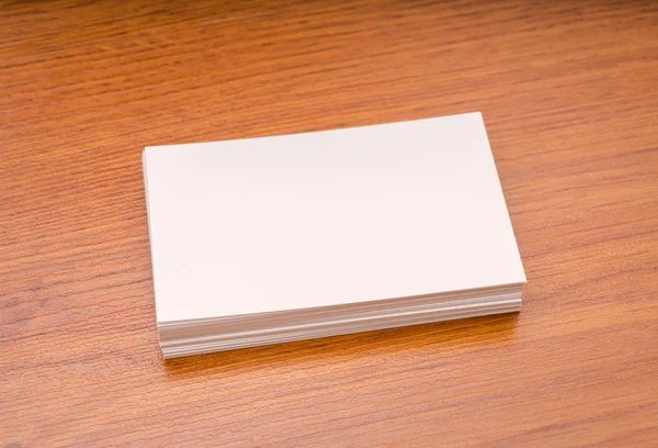 Επαγγελματικές κάρτες σε ξύλινο τραπέζι — Φωτογραφία Αρχείου