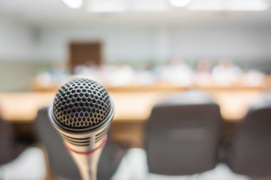 (Filtre uygulanmış görüntü işlenen v konferans salonunda siyah mikrofon