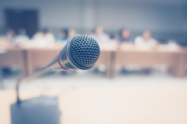 (Filtre uygulanmış görüntü işlenen v konferans salonunda siyah mikrofon