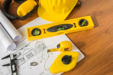 Bluep sarı kask ve çizim araçları ile inşaat planları