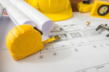 Bluep sarı kask ve çizim araçları ile inşaat planları