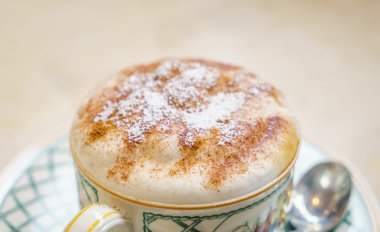 Ahşap masadaki Latte Kahve Sanatı