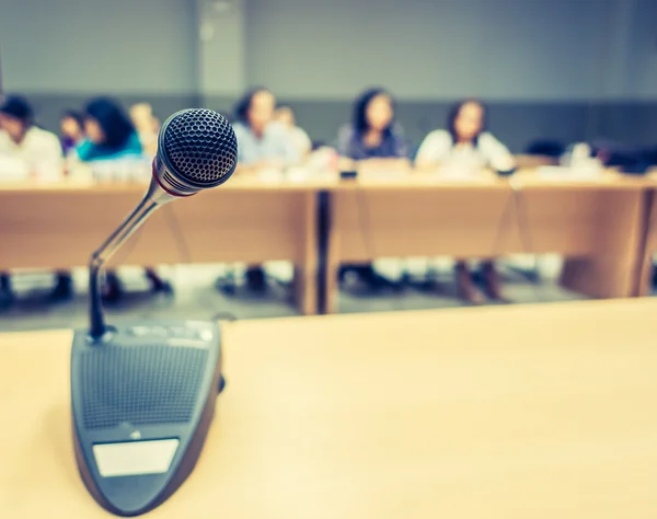 Micrófono negro en la sala de conferencias (Imagen filtrada procesada v —  Fotos de Stock