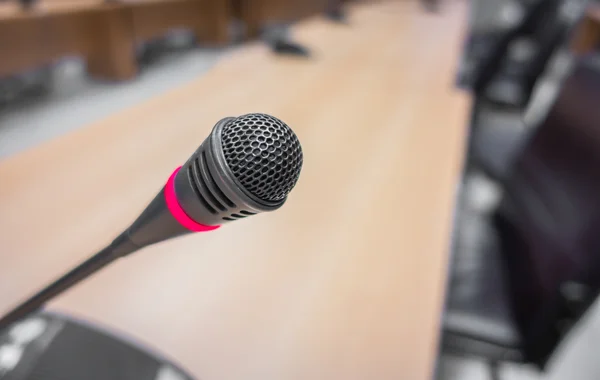 (Filtre uygulanmış görüntü işlenen v konferans salonunda siyah mikrofon — Stok fotoğraf