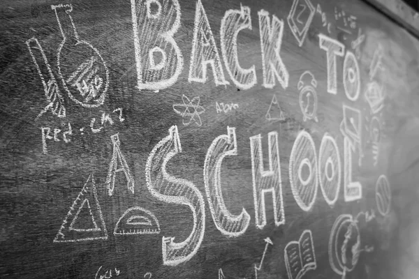 Okula geri serbest el çiziminin kara tahta, filtre uygulanmış görüntü pr üzerinde — Stok fotoğraf