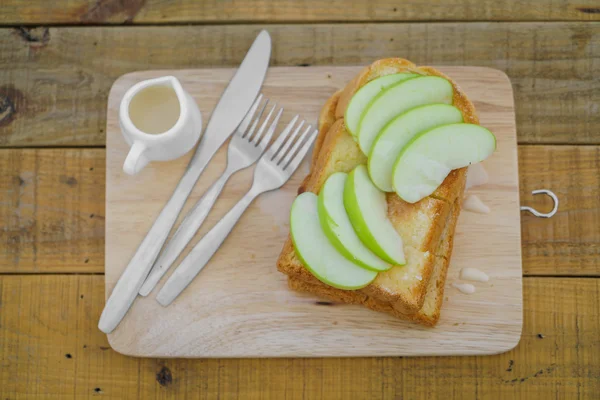 Äpple med bröd serveras på trä platta — Stockfoto