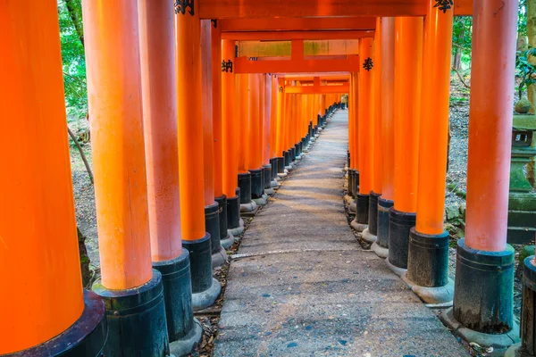 Červená Tori Gate Fushimi Inari svatyně chrámu v Kjótu, Japonsko — Stock fotografie