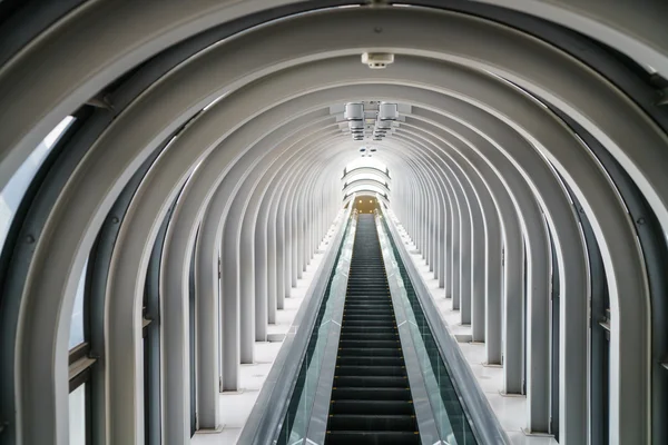 Roltrap in modern gebouw — Stockfoto