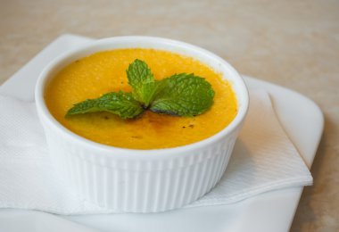 Kremalı puding beyaz plaka