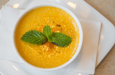 Kremalı puding beyaz plaka