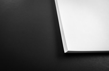 Siyah arka plan üzerine beyaz şablon kağıt .