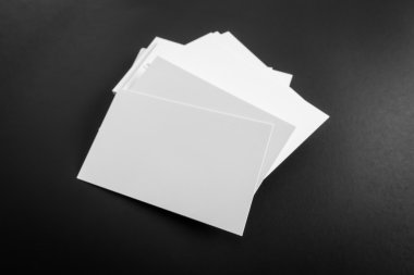 Kartvizit siyah arka plan üzerine .