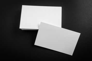 Kartvizit siyah arka plan üzerine .