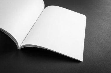 Katalog, dergi boş, sahte siyah arka plan üzerine kitap .